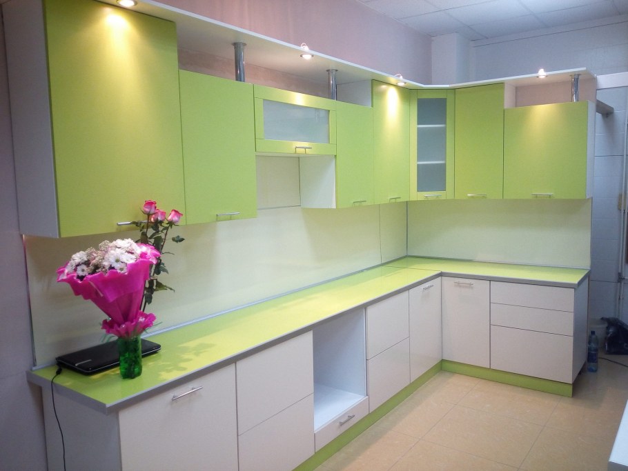 Кухня венге с темной столешницей