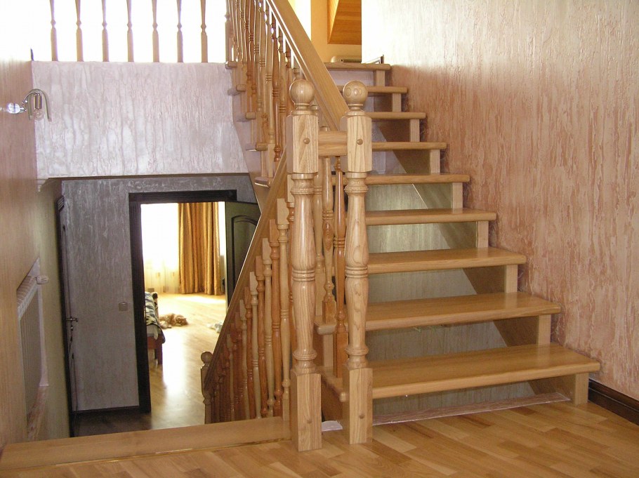 Лестница на второй этаж возле столба