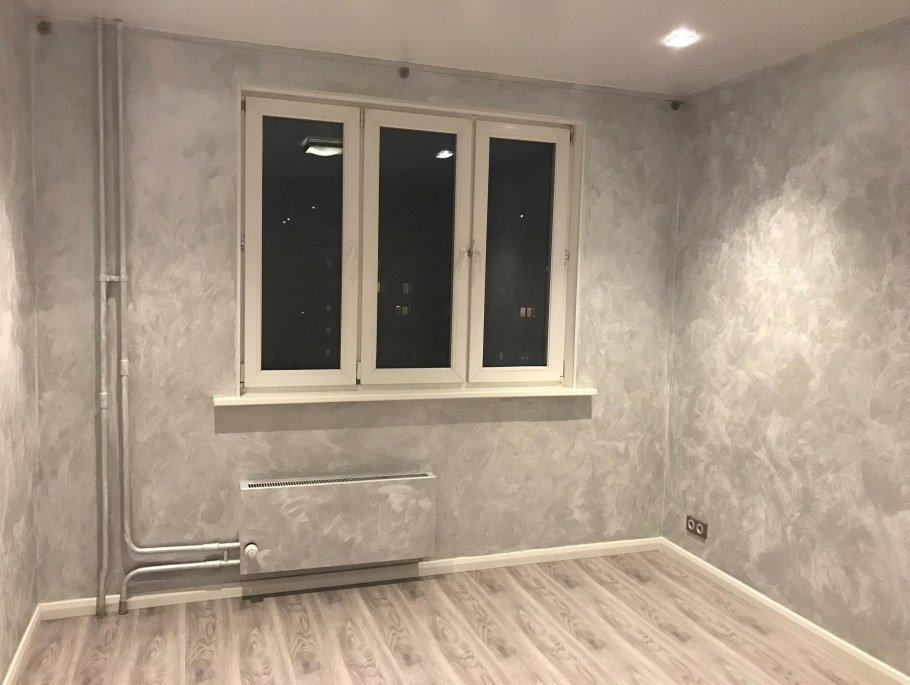 Декоративная штукатурка на стене в комнате