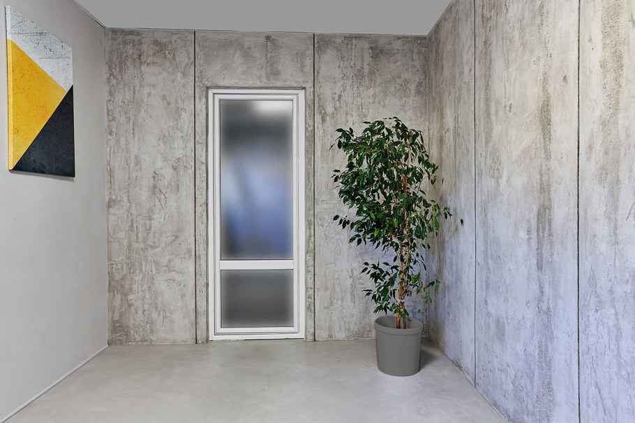 Отделка стен микроцементом