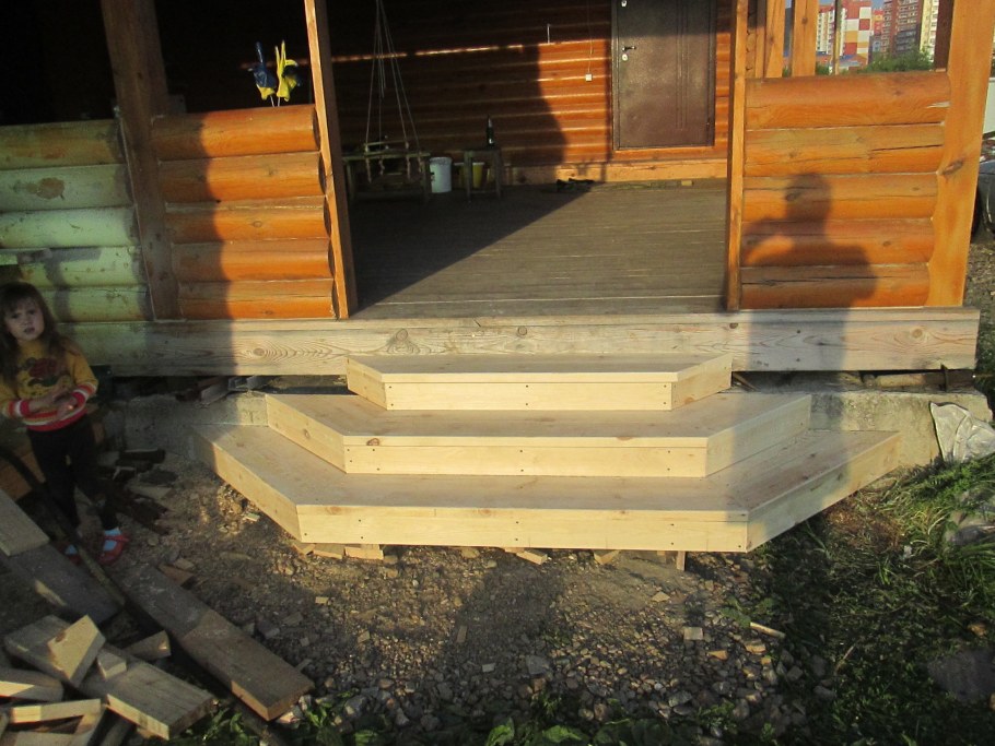 Широкое деревянное крыльцо