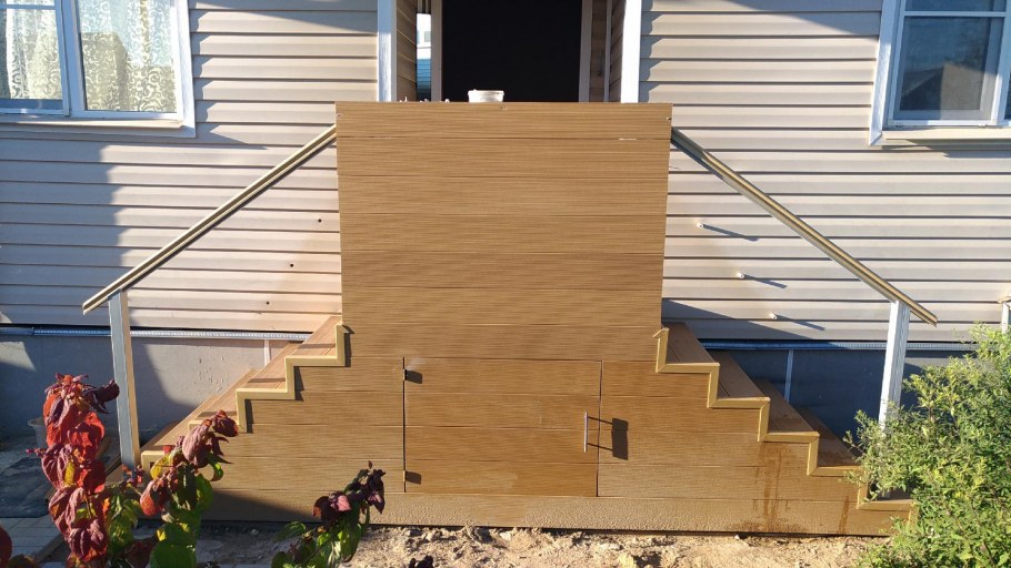 Крыльцо обшитое доской