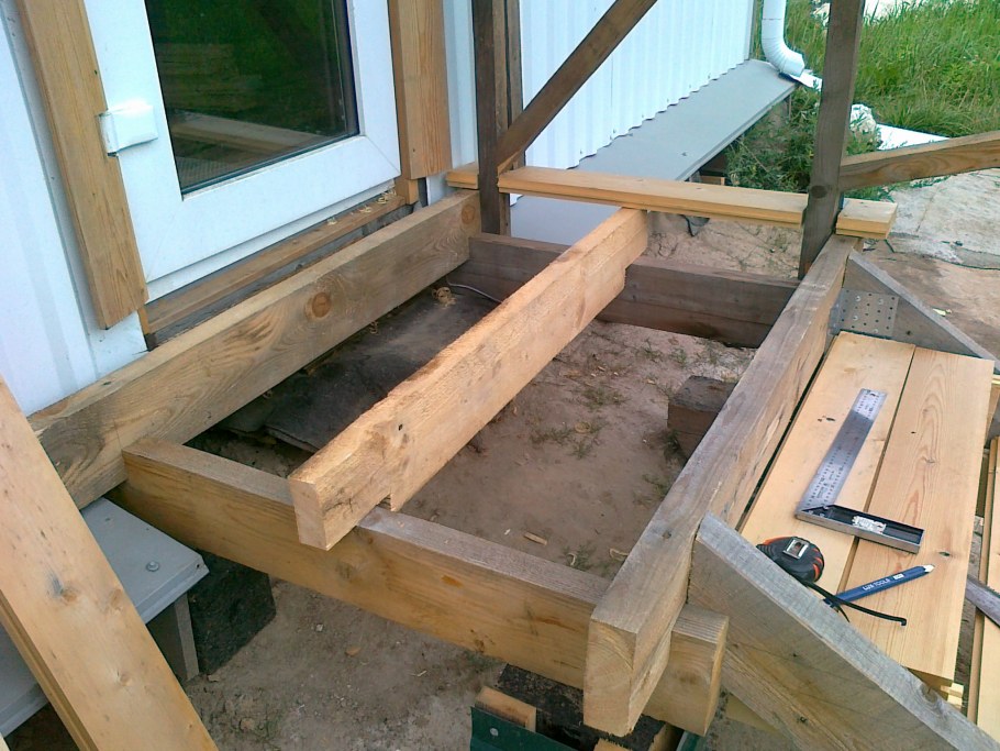 Каркас крыльца из плахи