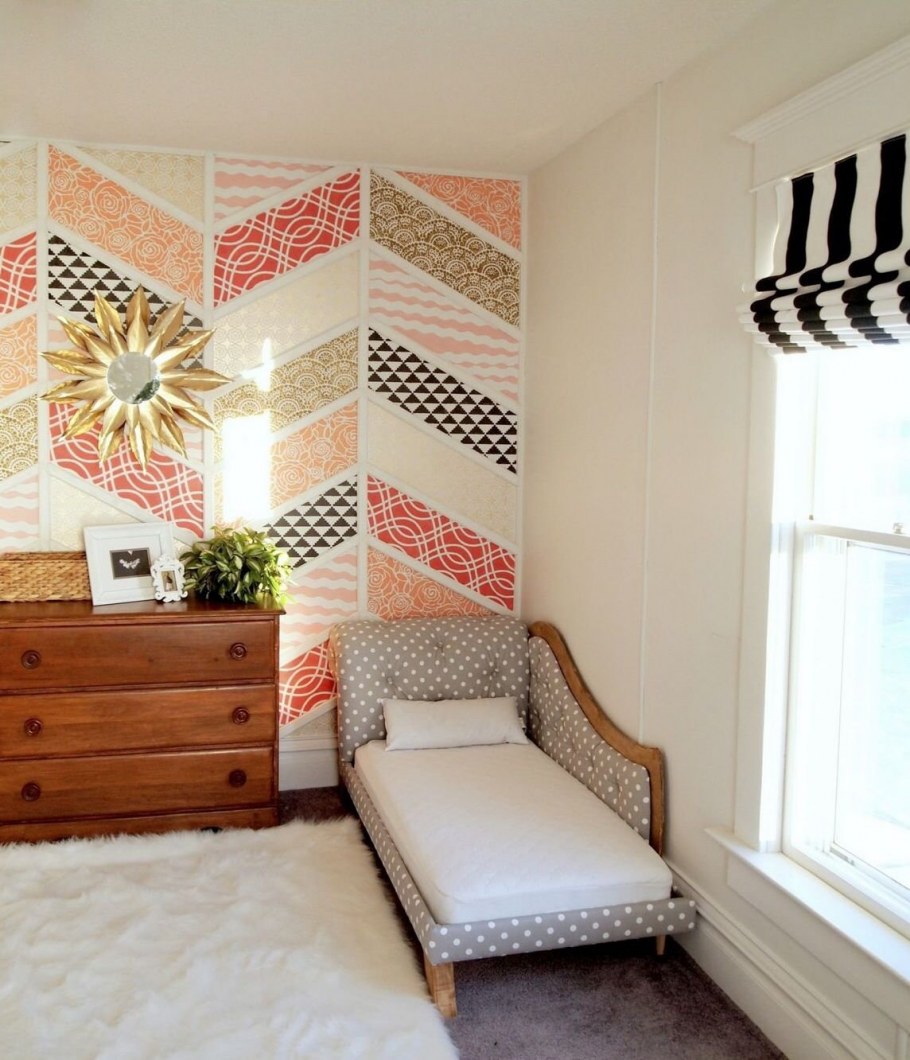 Стена из остатков обоев