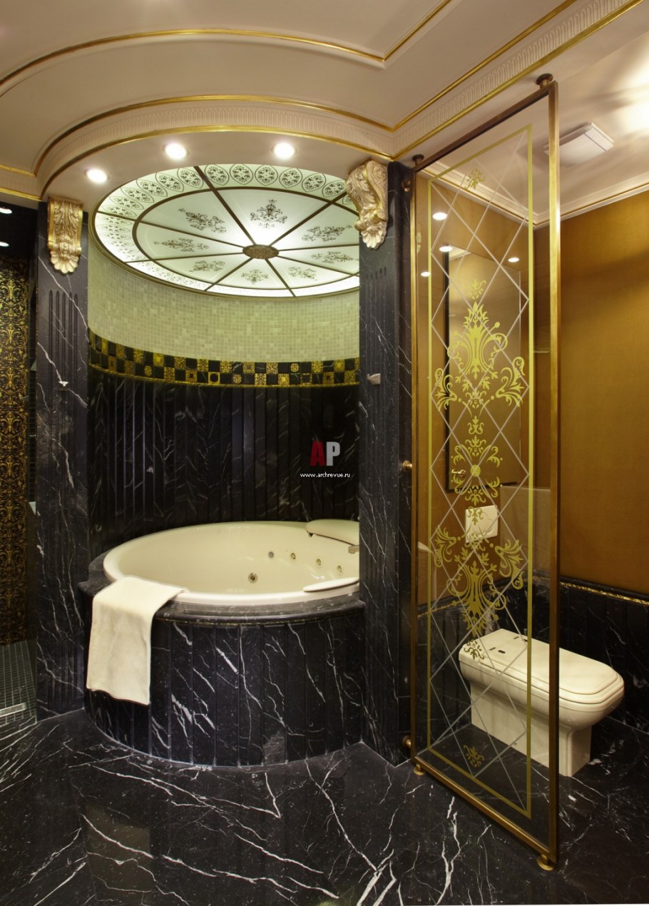Красивая ванная комната в особняке