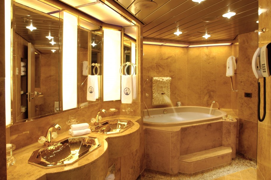 Ванная комната с колонной