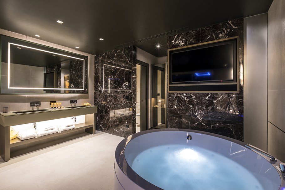 Ванная комната с джакузи и душевой