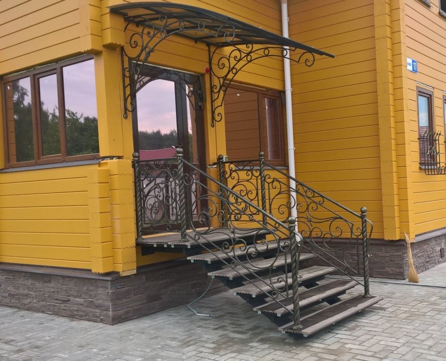 Металлическое крыльцо с навесом