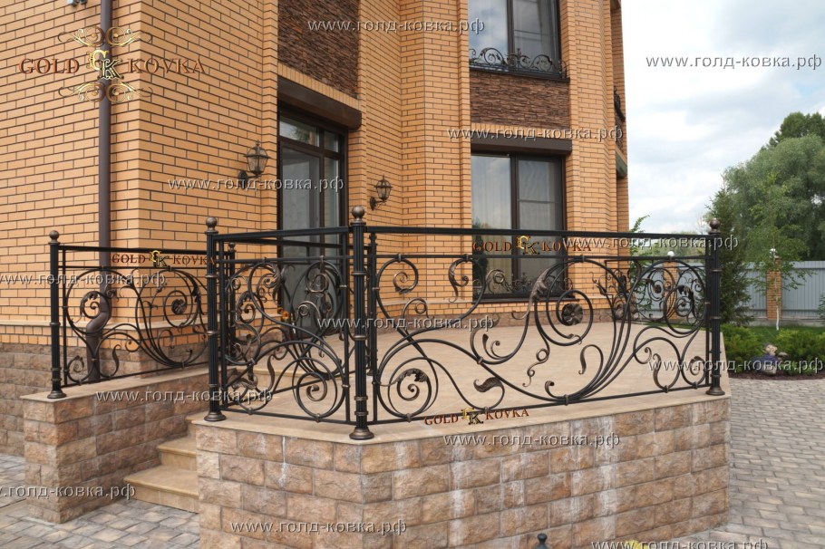 Деревянное ограждение террасы с ковкой