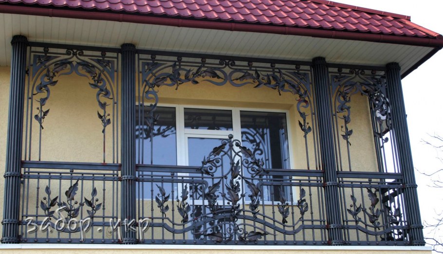 Деревянное ограждение террасы с ковкой