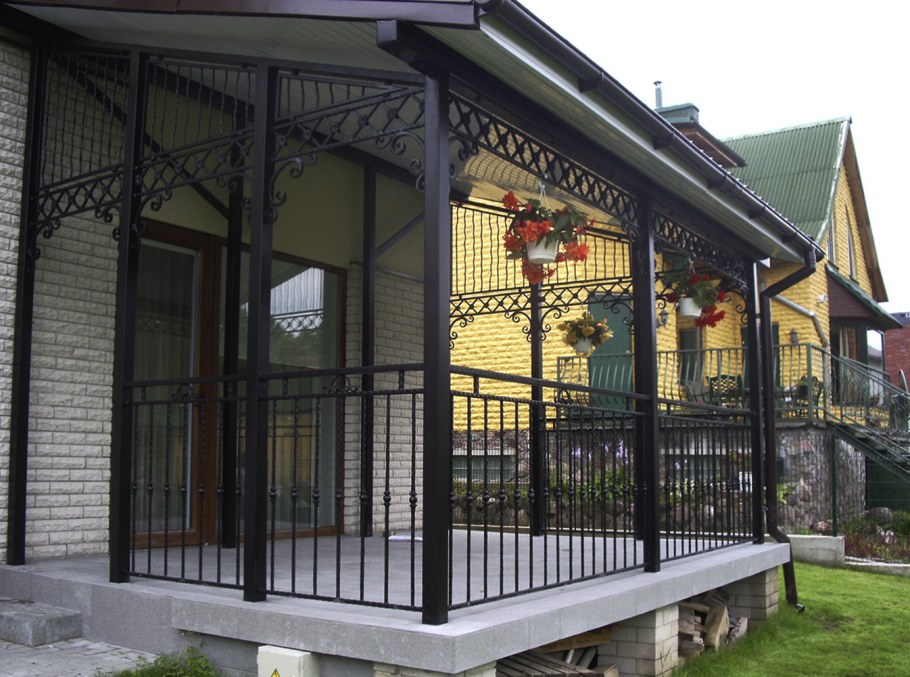 Кованые перила на веранде