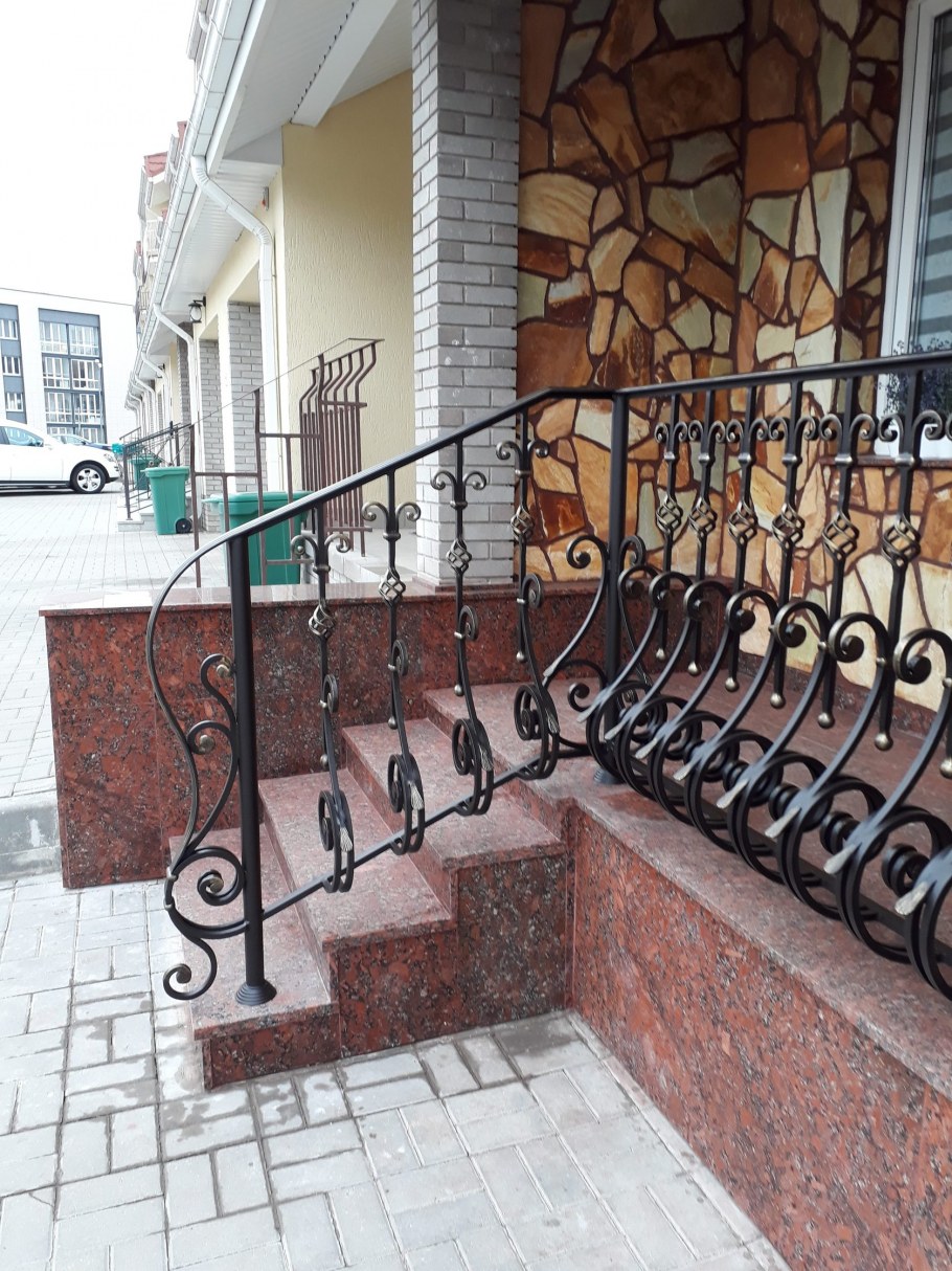Кованые перила на веранде