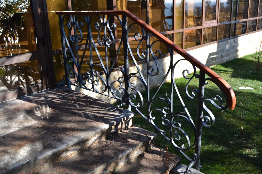 Кованые перила на веранде