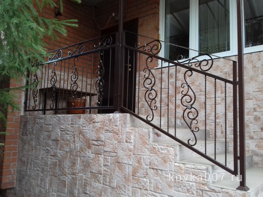 Кованое ограждение для террасы с колоннами