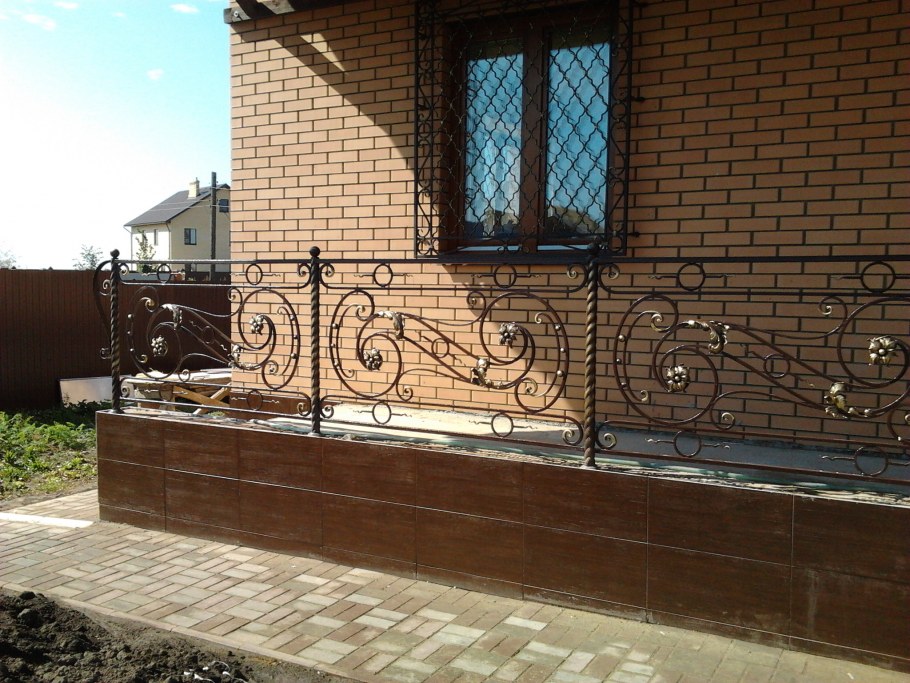 Терраса из дерева и ковки