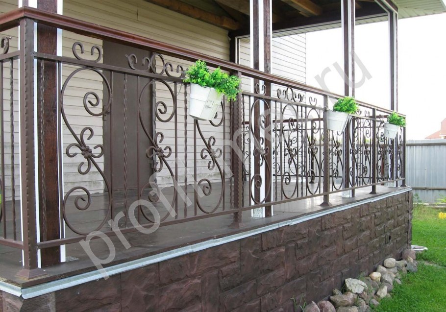 Кованые перила на веранде