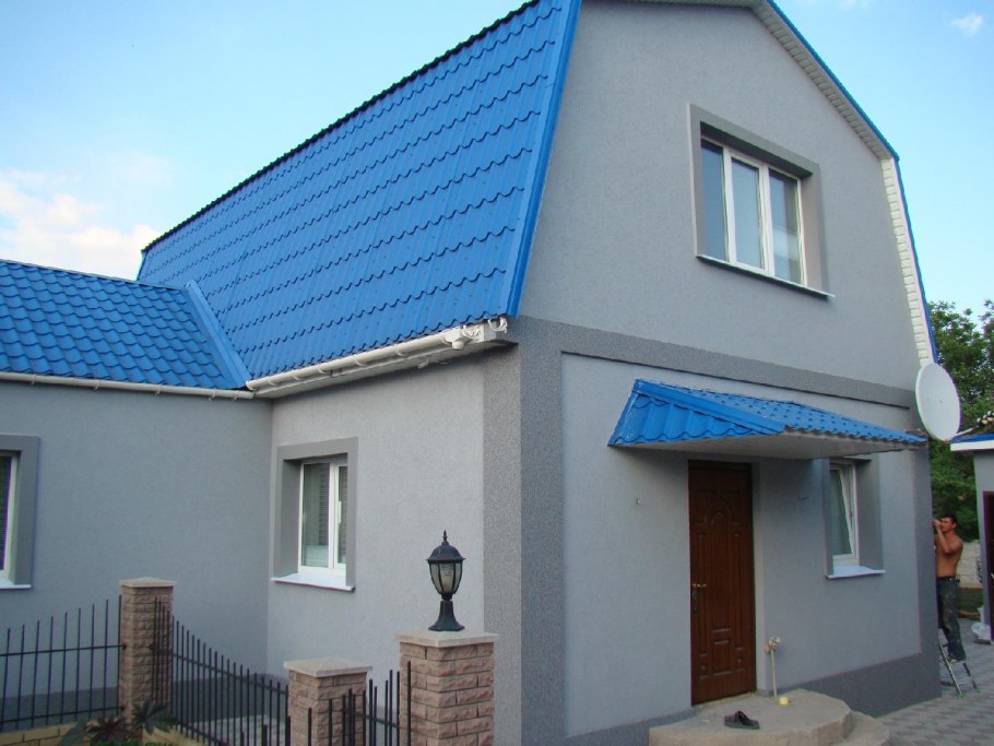 Фасад дома с синей крышей
