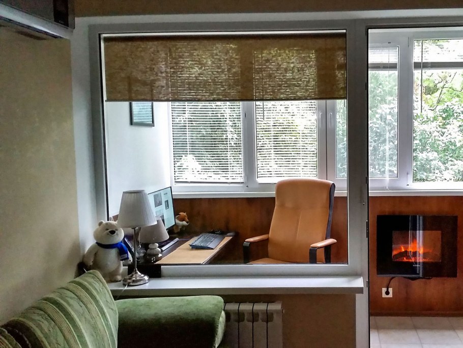 Батарея между комнатой и балконом