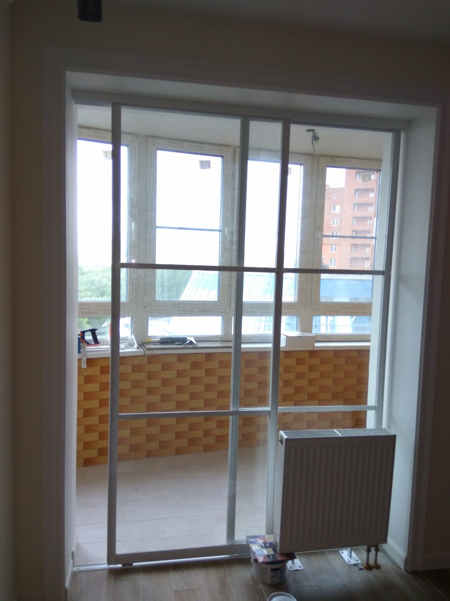 Раздвижные стеклянные двери на балкон