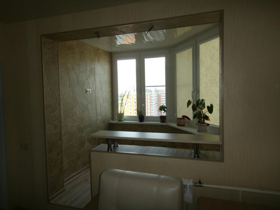 Пластиковые окна между комнатой и балконом