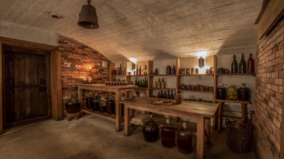 Темный погреб