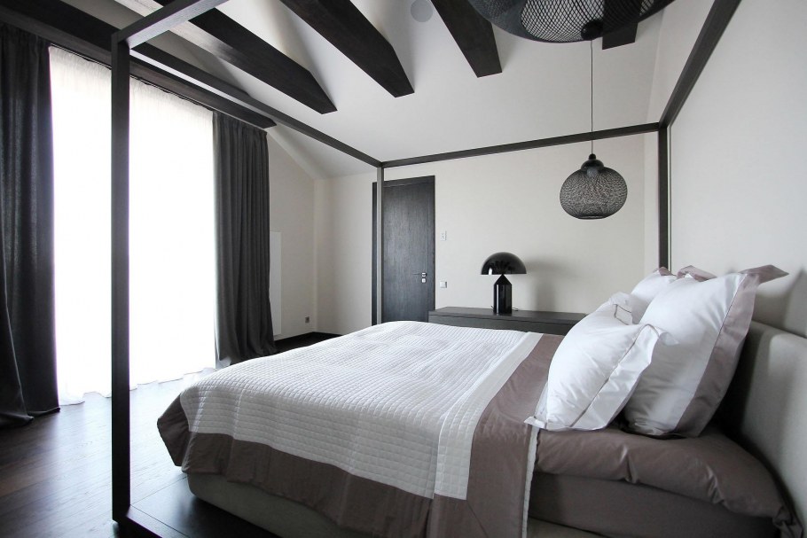 Черные стены и потолок