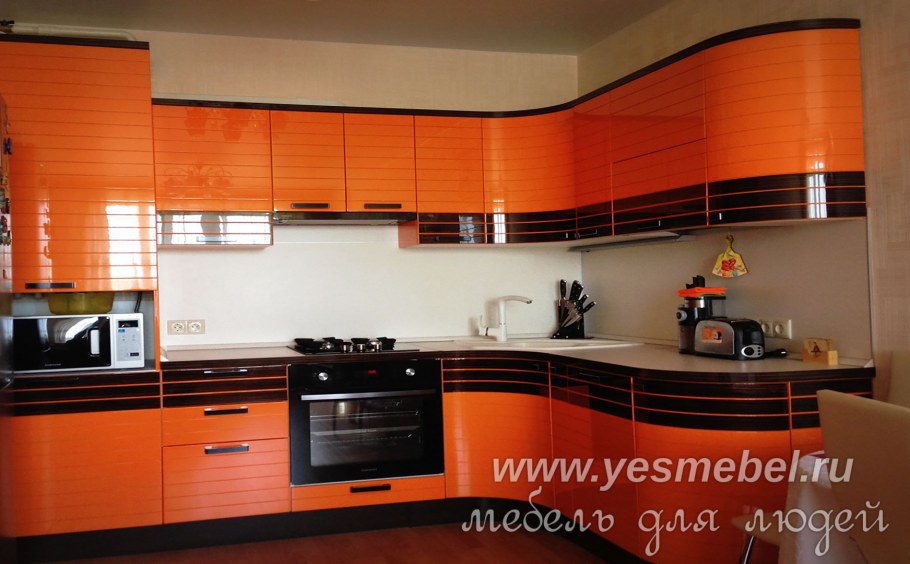 Белая кухня с оранжевой столешницей