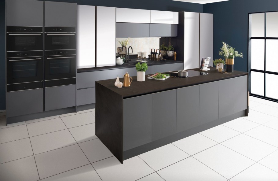 Оранжевая кухня с деревянной столешницей