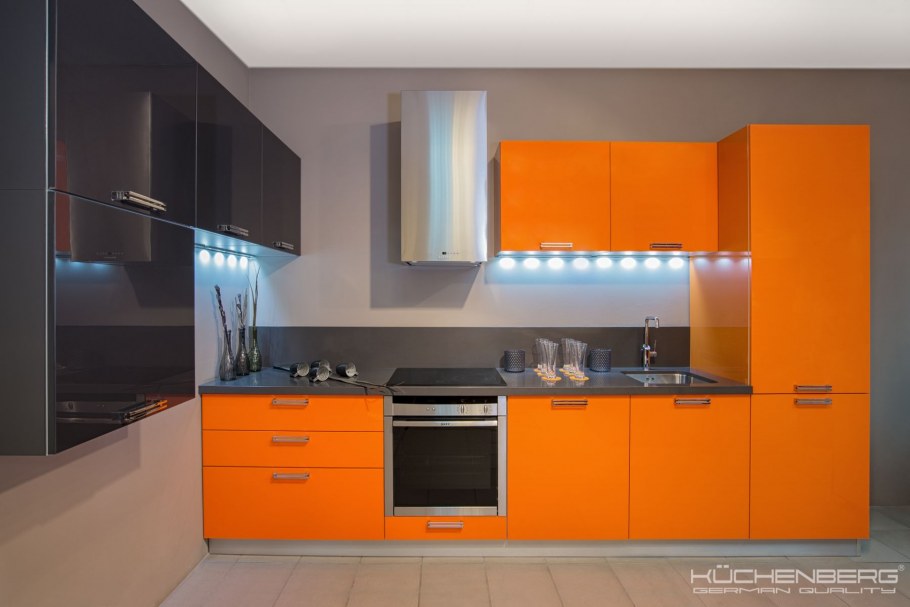 Стильные оранжевые фасады для кухни
