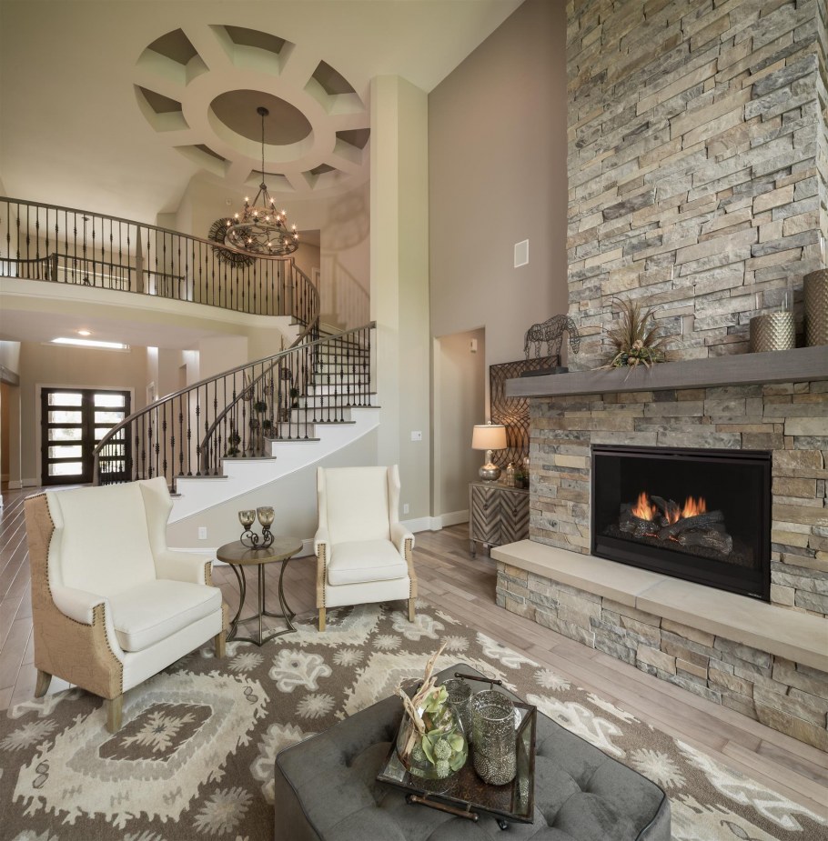 Стильная гостиная с камином