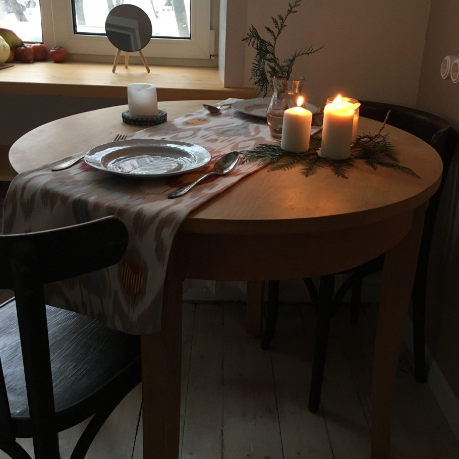 Дорожка на овальный стол в интерьере