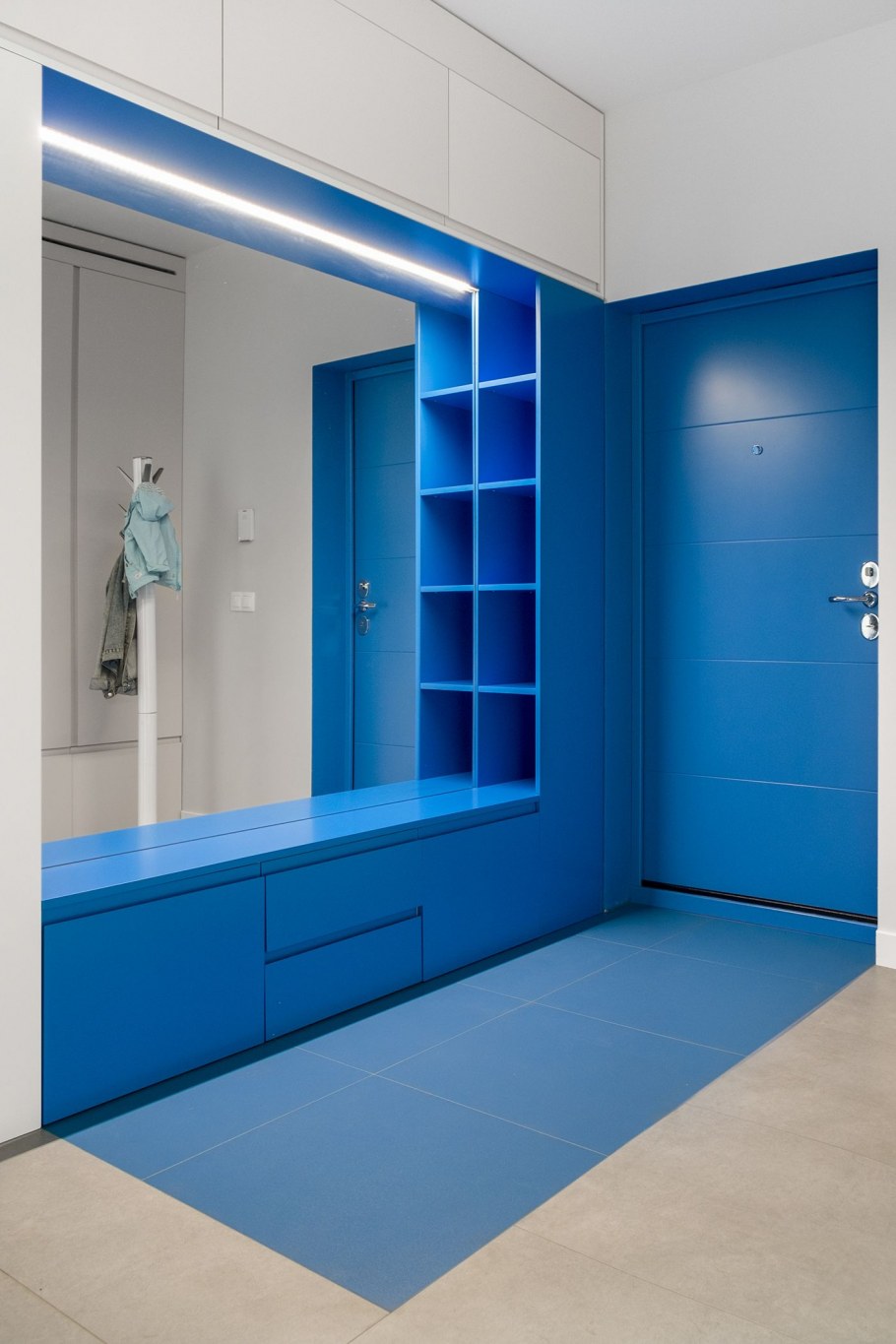 Синий шкаф в интерьере