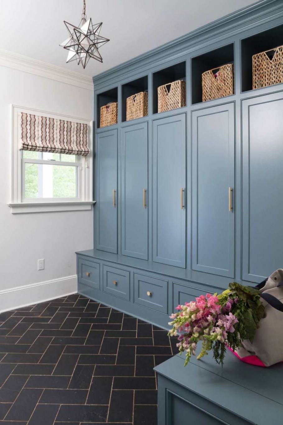 Серый шкаф в прихожую