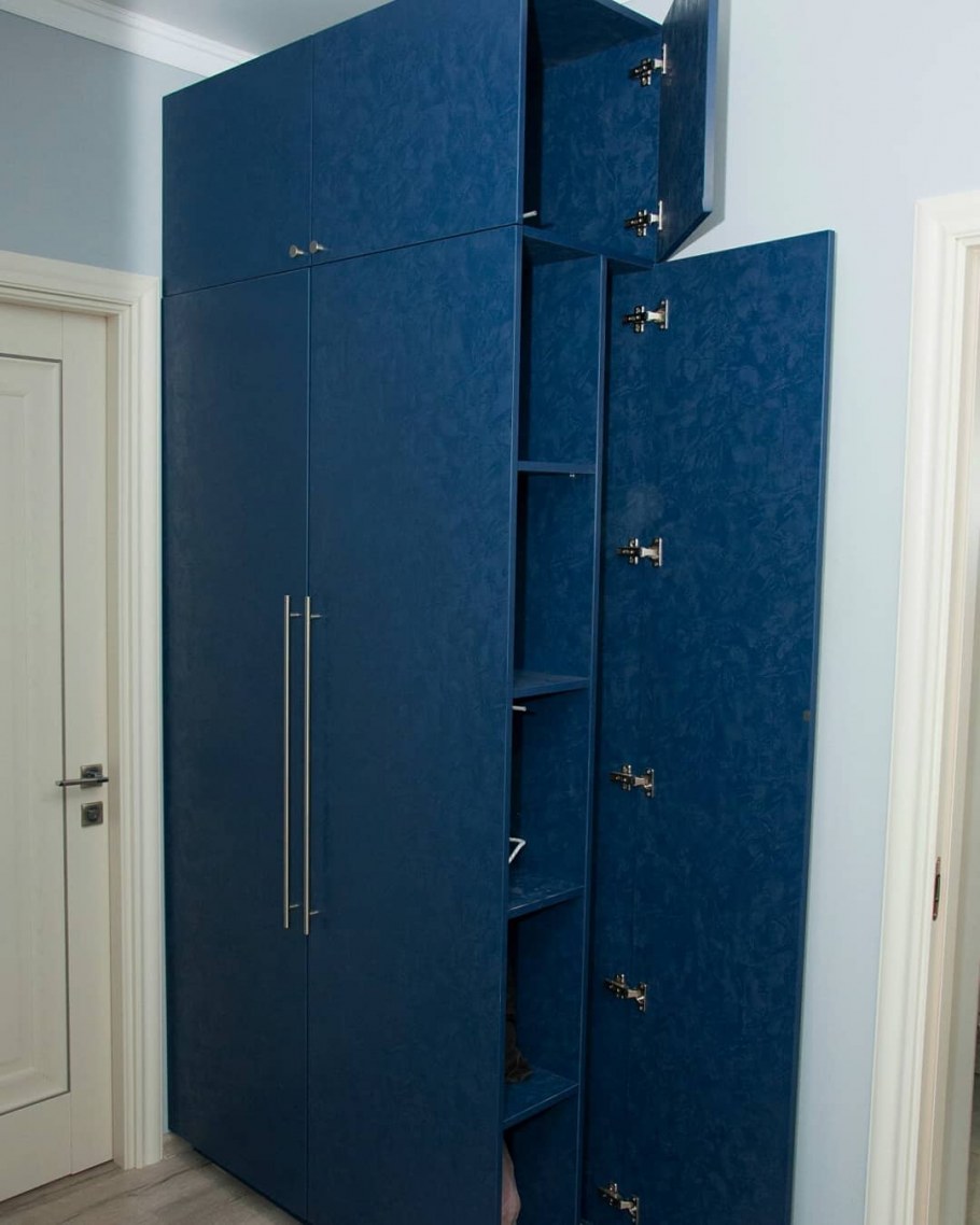 Голубой шкаф