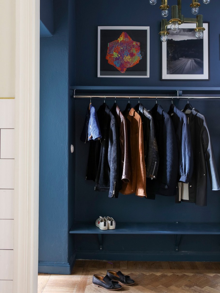 Синий шкаф в прихожей