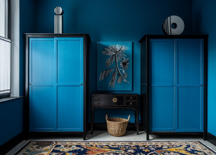 Синий шкаф в загородном доме