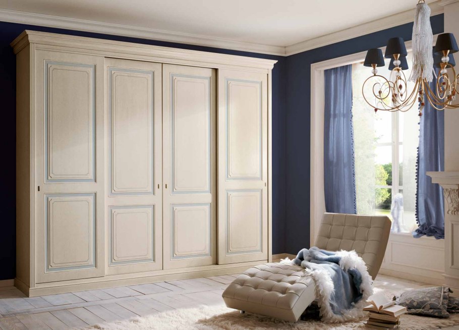 Прихожая в классическом стиле белая