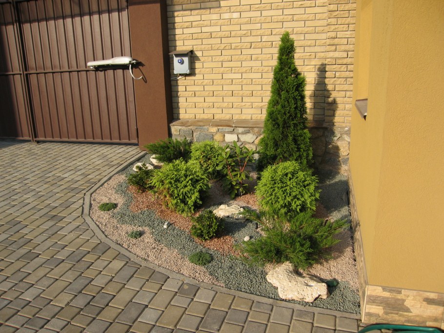 Рокарий перед домом в ландшафтном дизайне