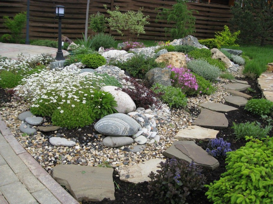 Угловая клумба из хвойников