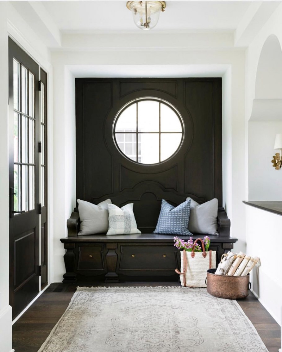 Комната с круглым окном