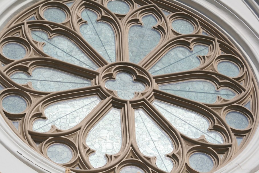 Витраж окна в готическом стиле