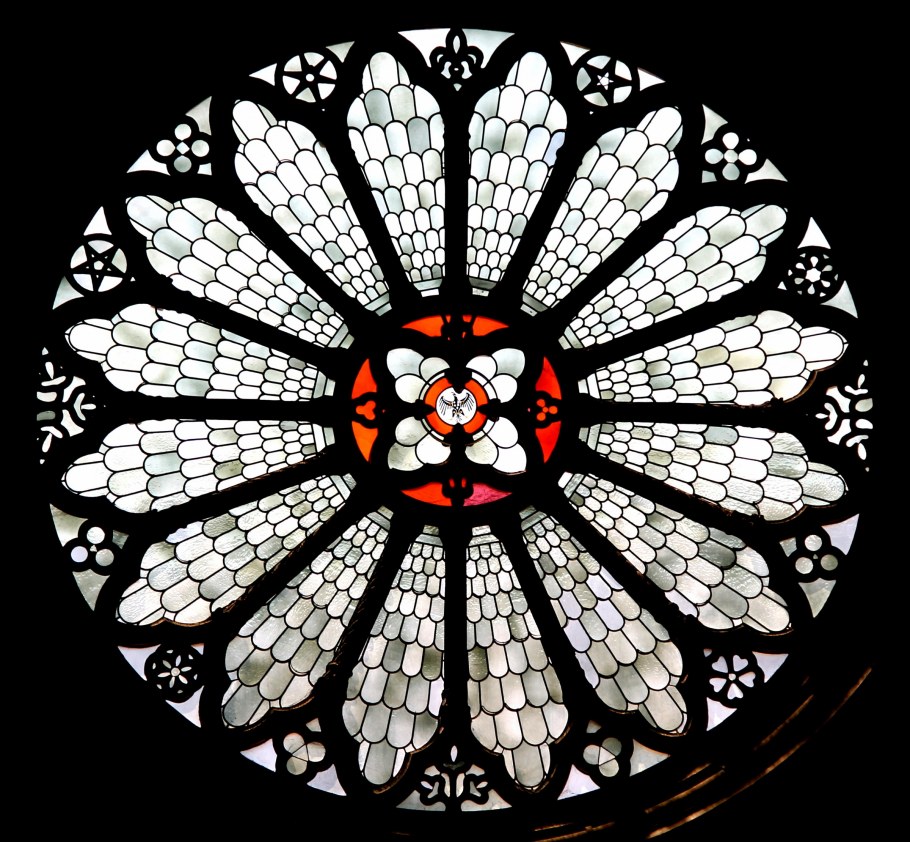 Витражные окна из дерева