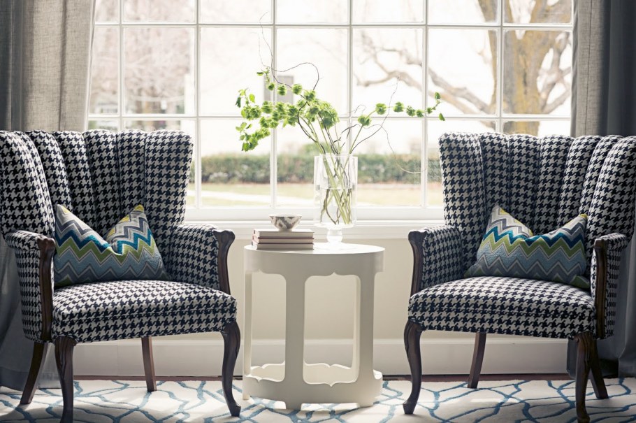 Кресло в клеточку в интерьере