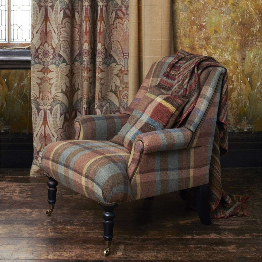 Кресло в шотландскую клетку