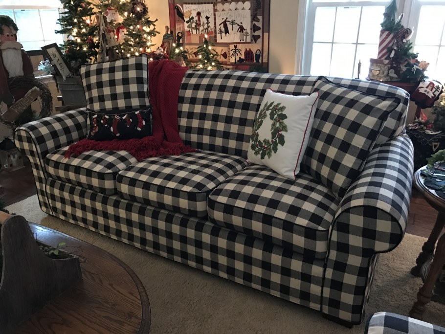 Красный клетчатый диван