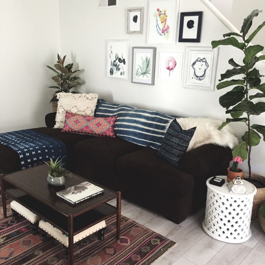 Декор темного дивана