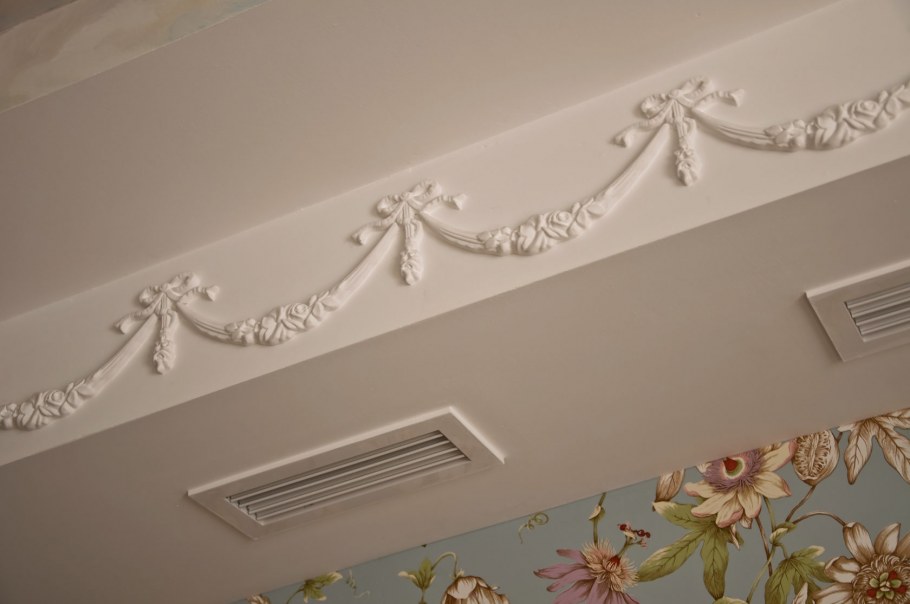 Лепные рамы на стене