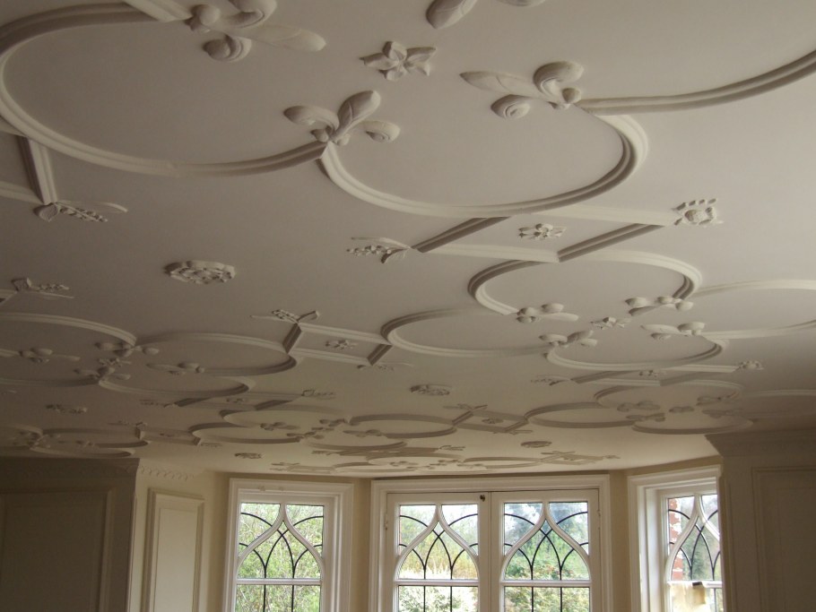 Старинный потолок с лепниной