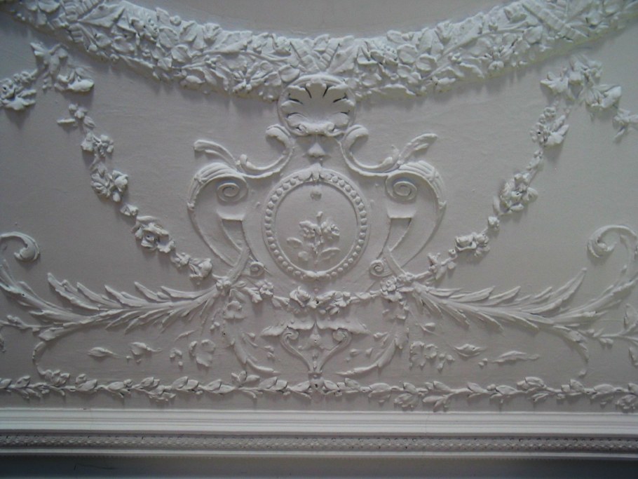 Молдинги на потолке