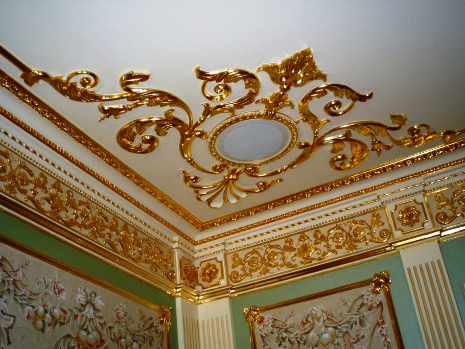 Потолочный багет в интерьере